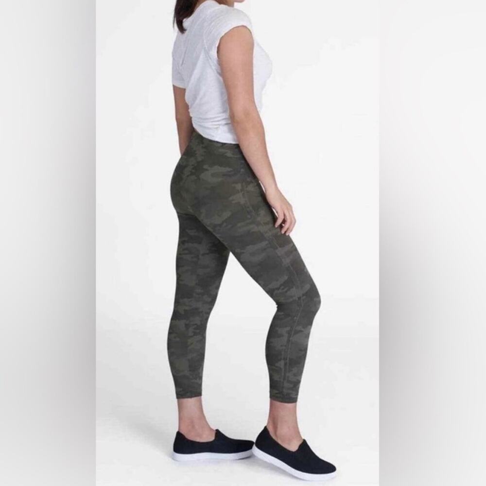 SPANX Look At Me Now Seamless Cropped Leggings in Camo Women’s Size Medium